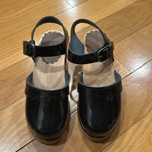 Hanna Andersson girls black clog size 30 (12.5) .